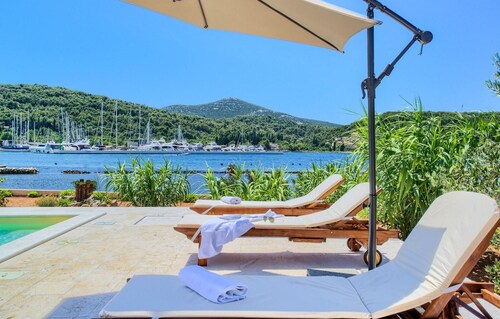 Beach front home in Preko