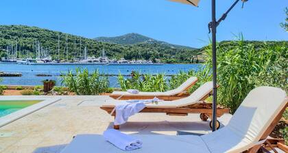 Beach front home in Preko