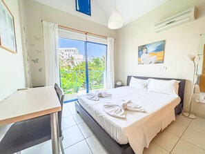 3 bedrooms, bed sheets - Sirena Bay Villa #20 (Paralimni)