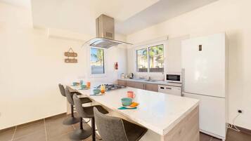 Microwave, dishwasher, cookware/dishes/utensils
