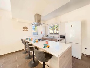 Microwave, dishwasher, cookware/dishes/utensils - Villa Rea (Paralimni)