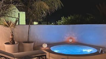 Bồn tắm spa ngoài trời