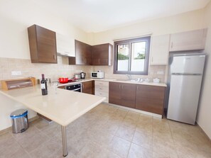 Microwave, cookware/dishes/utensils - Villa Harmony (Sotira)