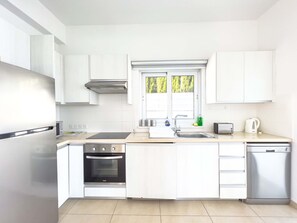 Mikrowelle, Geschirrspüler, Kochgeschirr/Geschirr/Besteck