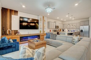 Smart-TV, Kamin, Videospiele, Tischfußball