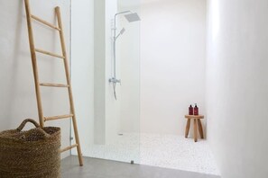 Shower, hair dryer, towels, soap - 2 Bedroom Villa in Canggu (Bali)