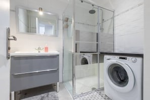 Douche, sĂšche-cheveux, serviettes fournies, savon