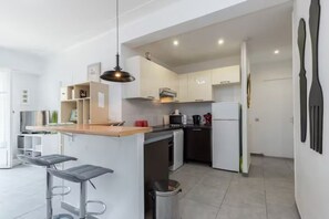 Køleskab, mikrobølgeovn, kogeplade, opvaskemaskine