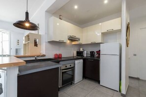Fridge, microwave, stovetop, dishwasher