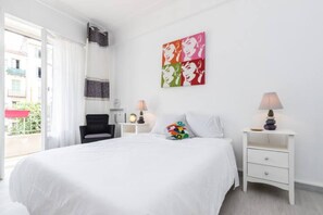 2 habitaciones, escritorio y tabla de planchar con plancha