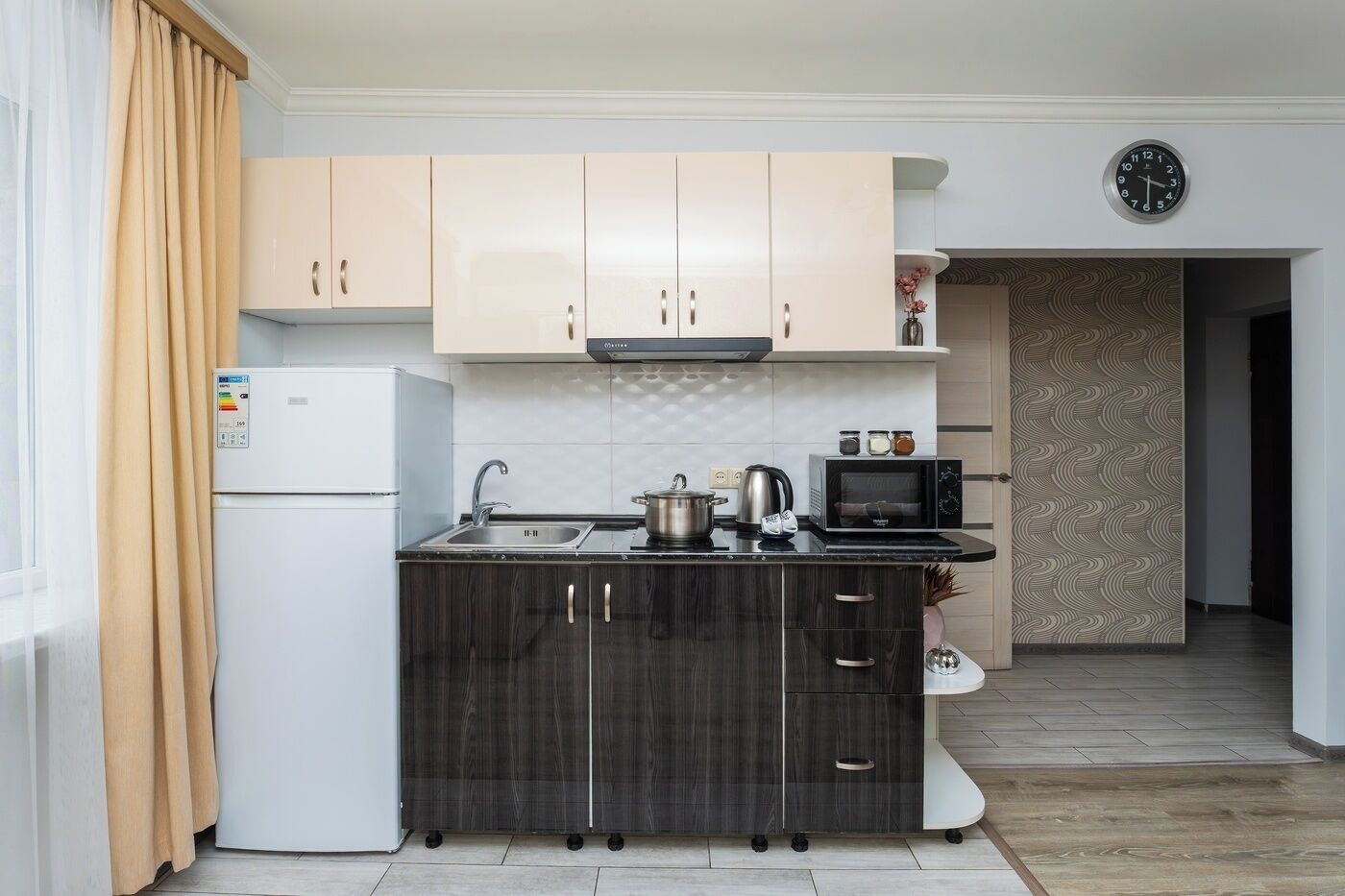 Økonomileilighet | Eget kjøkken | Kjøleskap, mikrobølgeovn, kokeplater og vannkoker