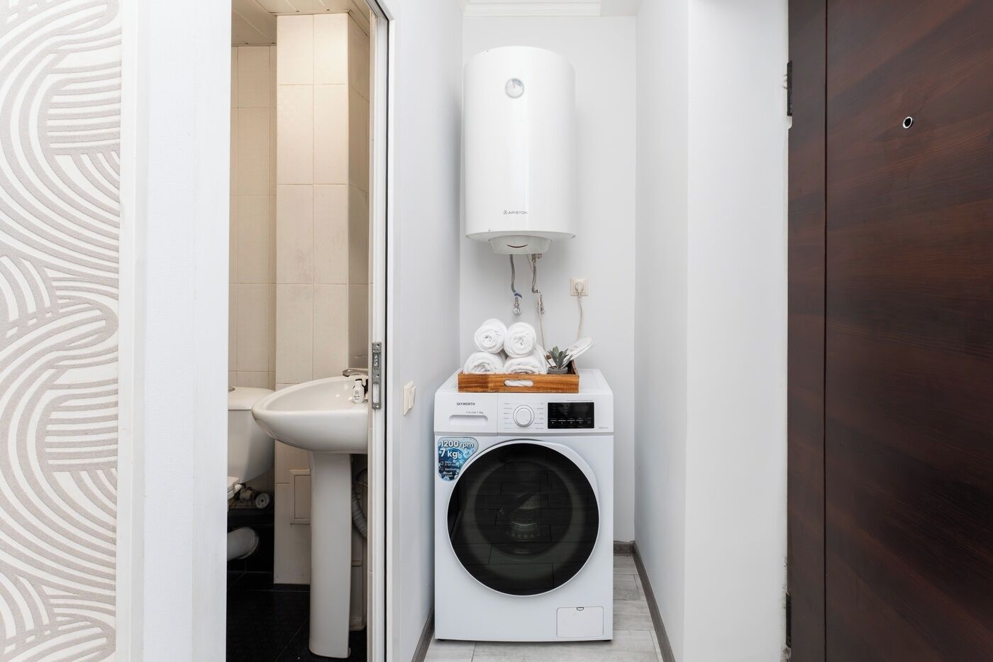Economy appartement | Badkamer | Een douche, gratis toiletartikelen, een haardroger, pantoffels