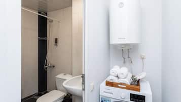 Economy Apartment | Bilik Mandi | Pancuran mandi, kelengkapan dandanan diri percuma, pengering rambut