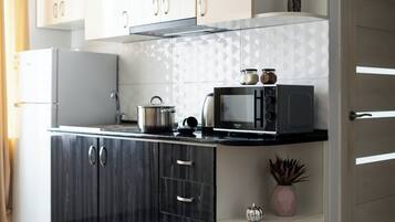 Økonomileilighet | Eget kjøkken | Kjøleskap, mikrobølgeovn, kokeplater og vannkoker