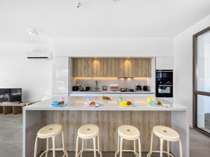 Microwave, dishwasher, coffee/tea maker, cookware/dishes/utensils - Azure Seaview - Garnet Villa (Paralimni)