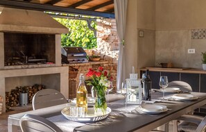Outdoor dining - Nice home in Svetvincenat with sauna (Svetvincenat)