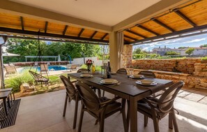 屋外ダイニングエリア