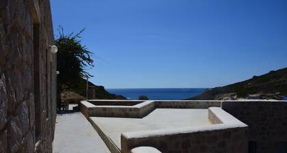 Villa Unique en Bord de mer Dans une Petite Vallée de la Côte sud de L'île