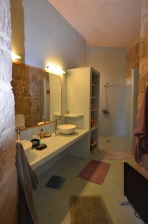 Douche, sèche-cheveux, serviettes fournies, savon