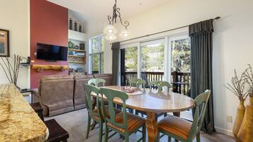 Townhome, 3 Bedrooms | Dining