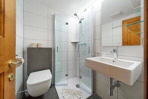 Regadera y papel de baño