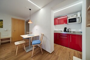 Refrigerador, microondas, cafetera y tetera y tetera eléctrica