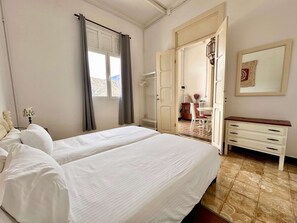 2 chambres, bureau, fer et planche à repasser, lit parapluie