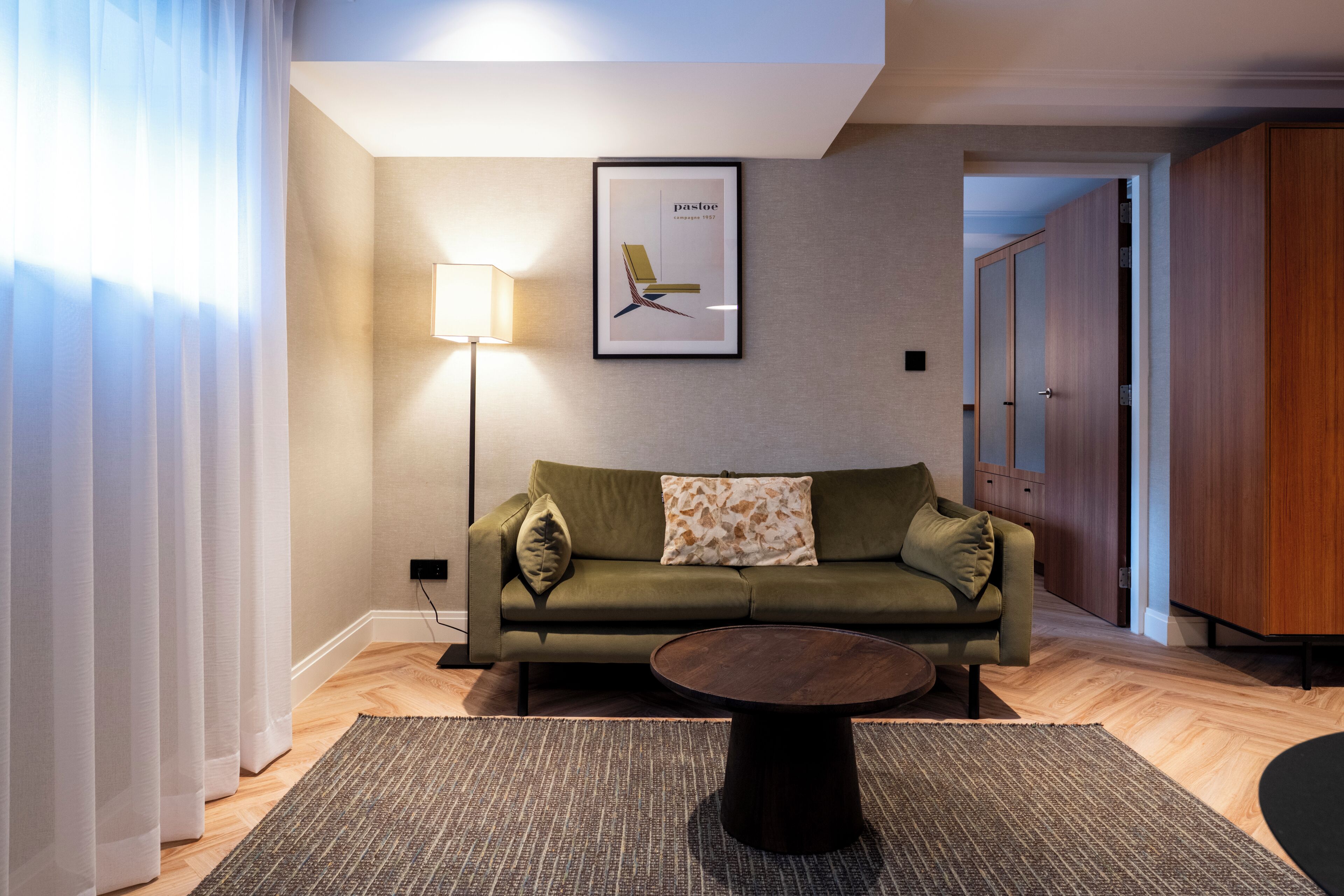 Deluxe suite | Woonruimte | Een 32-inch smart-tv met digitale zenders, Netflix en streamingdiensten