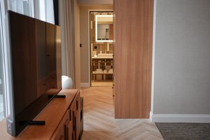 Superior Suite | Hypo-allergenic bedding, in-room safe, desk, blackout drapes - By Friso (The Hague)