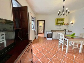 Fridge, oven, stovetop, coffee/tea maker - Casa El Patio - 1br Apartment with shared patio and mountain views (Las Poyatas)
