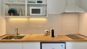 Fridge, microwave, stovetop, coffee/tea maker