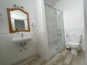 Chuveiro, secador de cabelo, toalhas de banho, sabonete