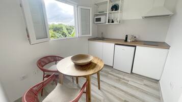 Fridge, microwave, stovetop, coffee/tea maker