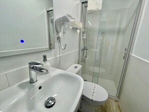 Shower, hair dryer, towels, soap - Eden Gomera Suites - Rooftop terrace 2Br apartment with gorgeous oceanviews (Lepe)