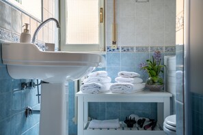 Dusche, umweltfreundliche Kosmetikartikel, Haartrockner, Handtücher