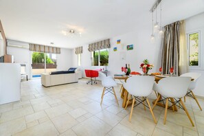 In-room dining - Crystal Lagoon Villa #18 (Paralimni)