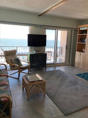 TV - OCEAN FRONT CONDO. ENJOY YOUR MORNING COFFEE SITTING ON YOUR PRIVATE BALCONY WATCHING THE SUNRISE. (Rehoboth Beach)