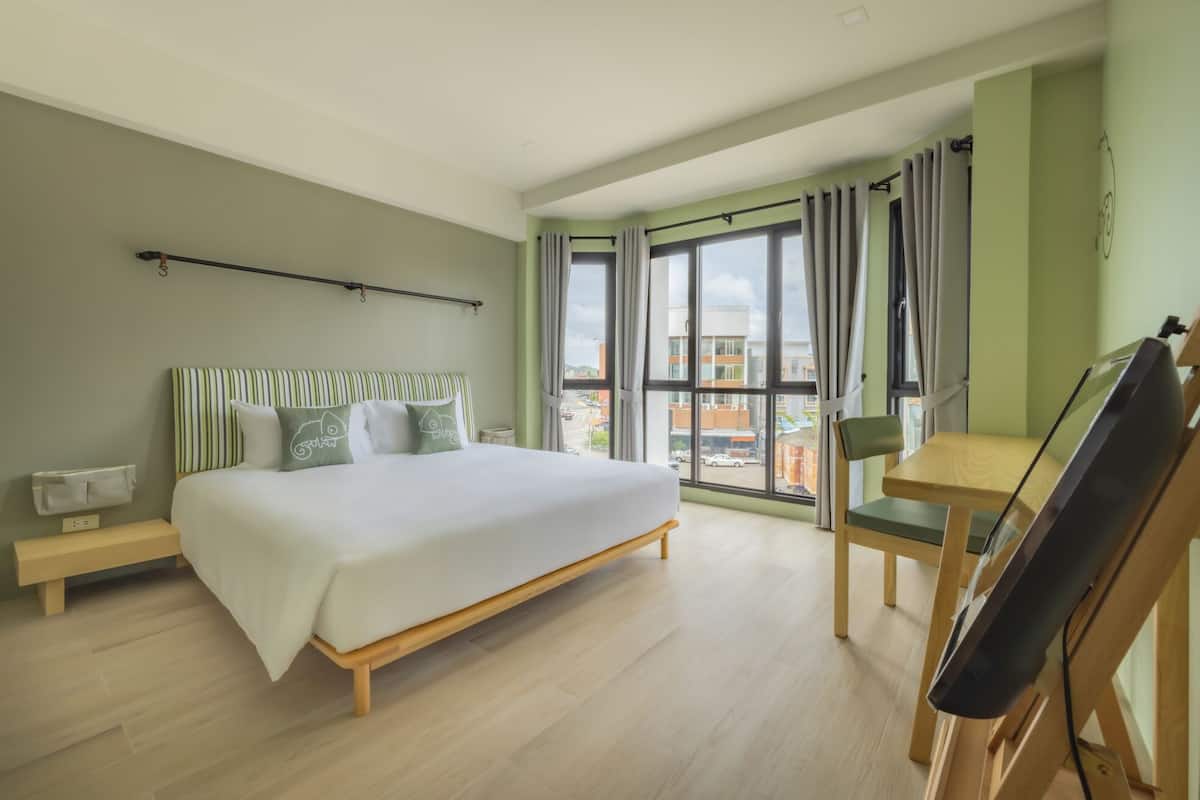 Ropa de cama hipoalergénica, escritorio, wifi gratis y ropa de cama