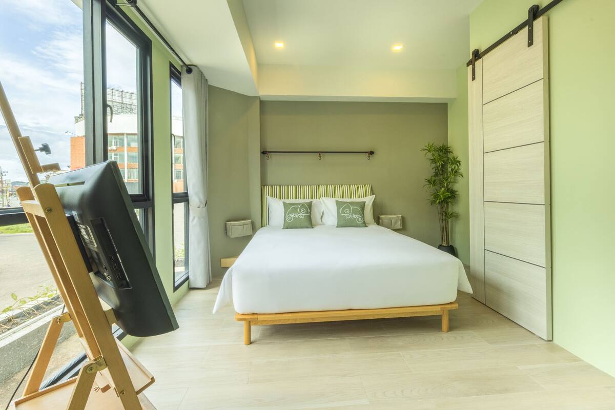 高级双人房 | 防过敏的被褥、办公桌、免费 WiFi、床单