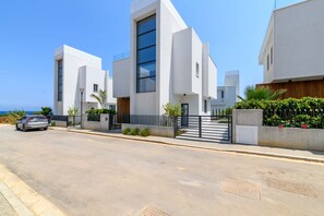 Exterior - By The Beach - Sunstone Seaview Villa (Paralimni)