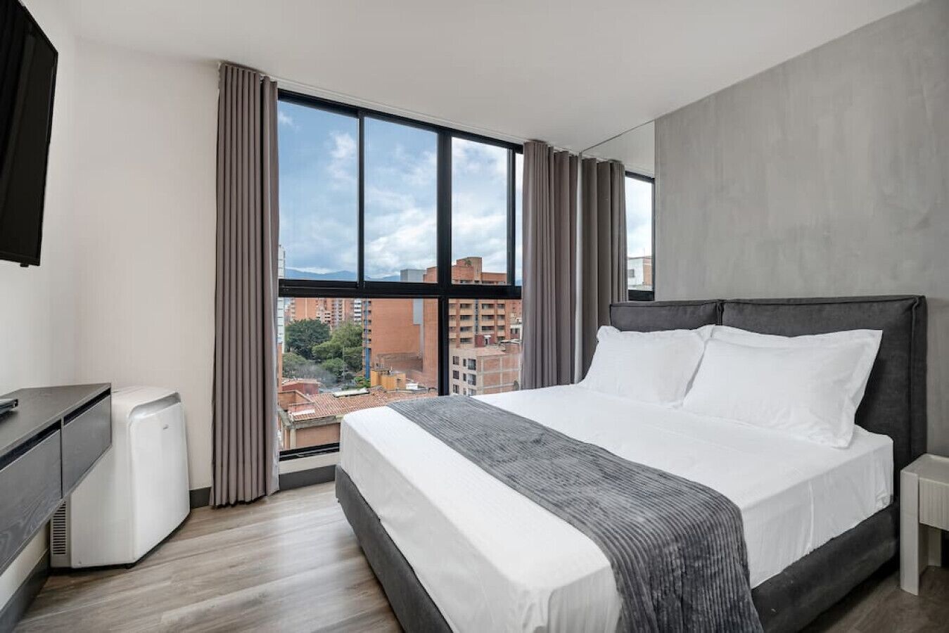 3 slaapkamers, een bureau, een strijkplank/strijkijzer, reisbedje