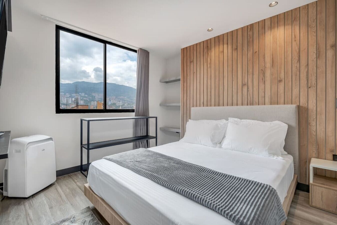 3 slaapkamers, een bureau, een strijkplank/strijkijzer, reisbedje