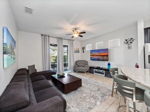 Smart-TV, Videospiele, Tischfußball, Tischtennisplatte