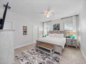 5 Schlafzimmer, Schreibtisch, Bügeleisen/Bügelbrett, Reisekinderbett