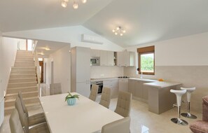 Kühlschrank, Ofen, Herdplatte, Geschirrspüler