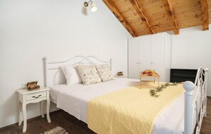 2 quartos, ferros/tábuas de passar roupa, berço de viagem