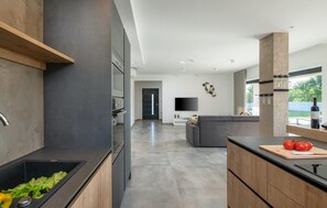 Kühlschrank, Ofen, Geschirrspüler, Wasserkocher mit Kaffee-/Teezubehör