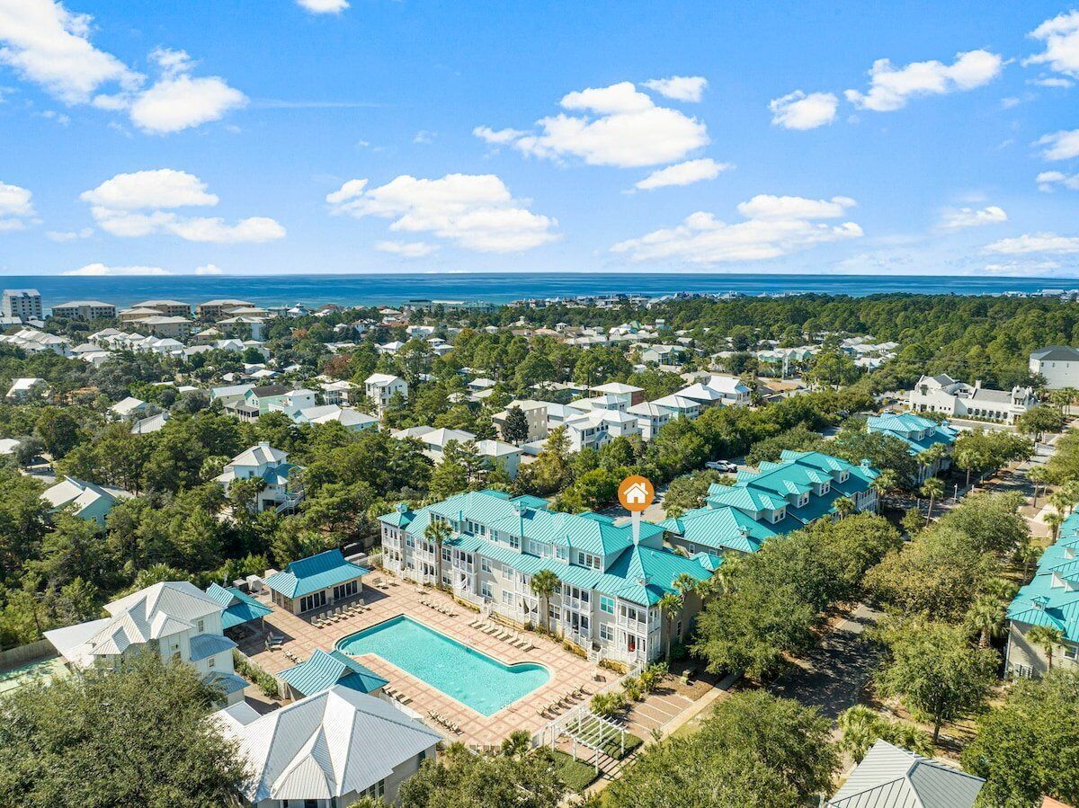 Een groot resort met meerdere gebouwen, een zwembad en uitzicht op de oceaan.