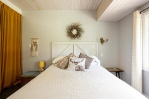 2 makuuhuonetta, työpöytä, silitysrauta/-lauta, vauvan matkasänky