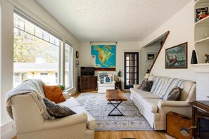 Smart-TV, peis, bøker og kontorer